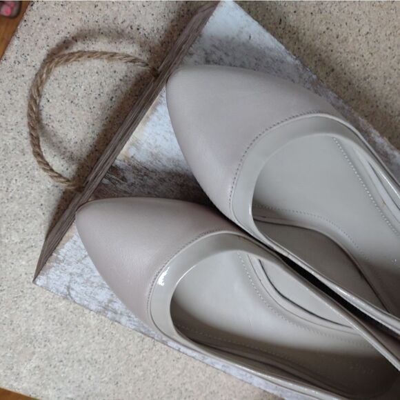 👍 BCBG Taupe Flats Size 9.5. A1 - Picture 2 of 4